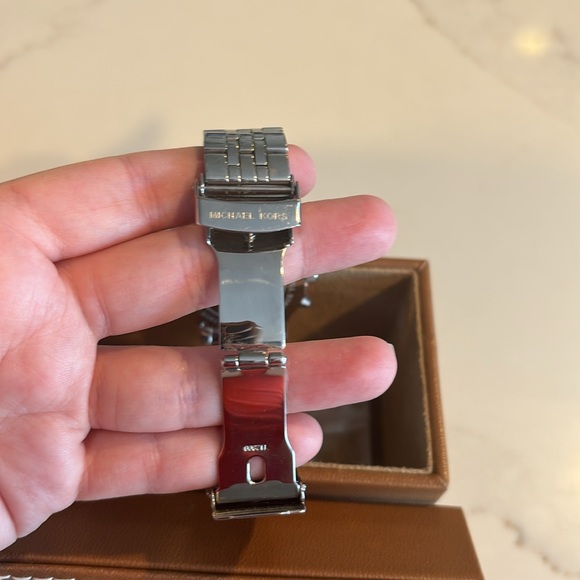 Michael Kors watch - Picture 4 of 6